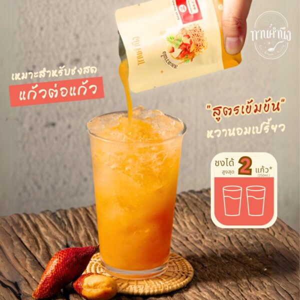 salak 50g holding and pouring on a glass